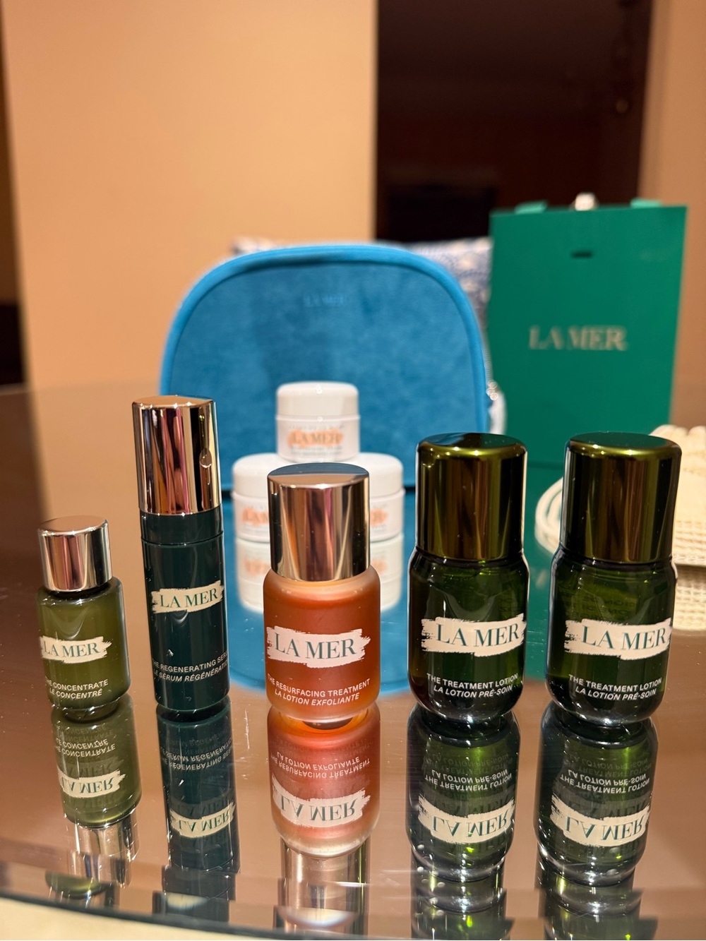 La Mer Luxury Skincare Bundle + Teal Velvet Cosmetic Pouch - Picture 4 of 4